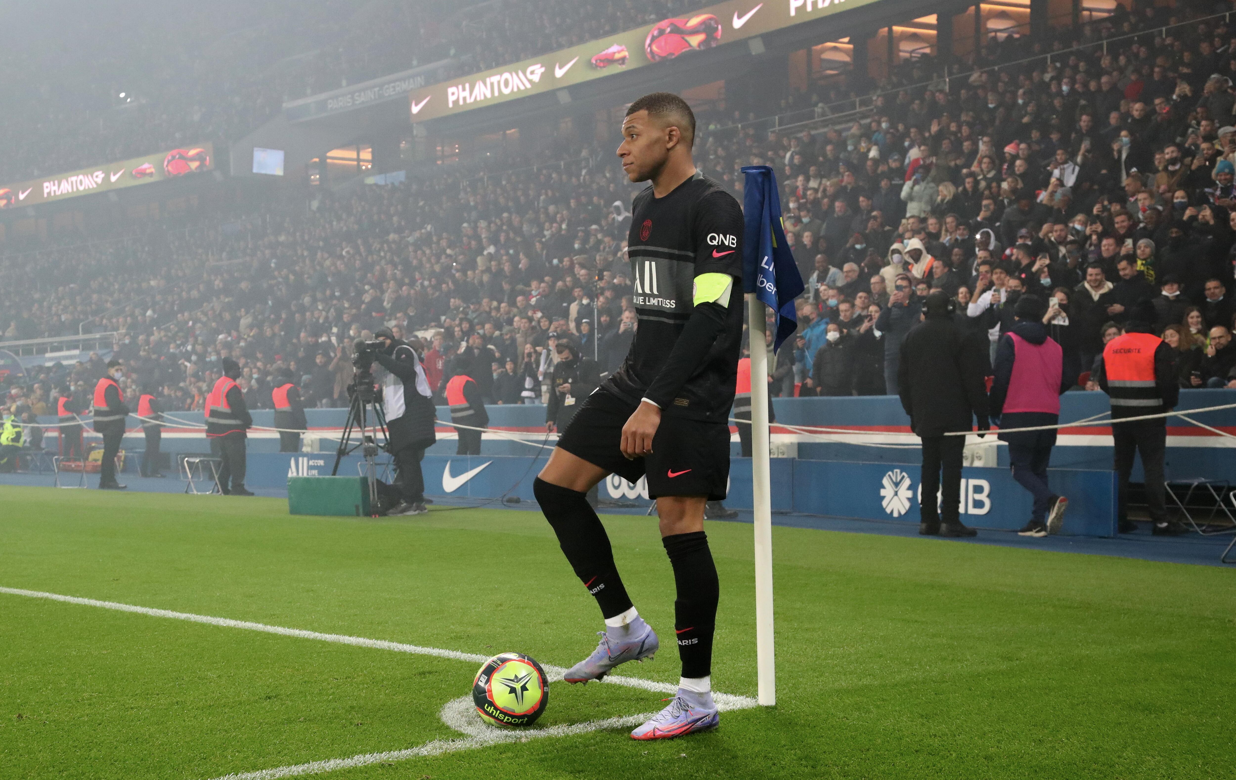 Kylian Mbappe con el brazalete del PSG