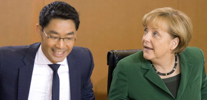 El presidente del Partido Liberal, Philipp Rösler, vicecanciller y ministro de Economía junto a la canciller Angela Merkel en una reunión de gabinete (Imagen de archivo)