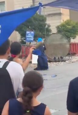 Imatge d'una noia participant en el taller de llançament de còctels Molotov a la policia a la Festa Major de Granollers.