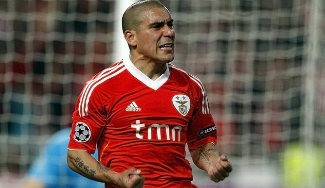 Maxi Pereira celebra el primer tanto del Benfica