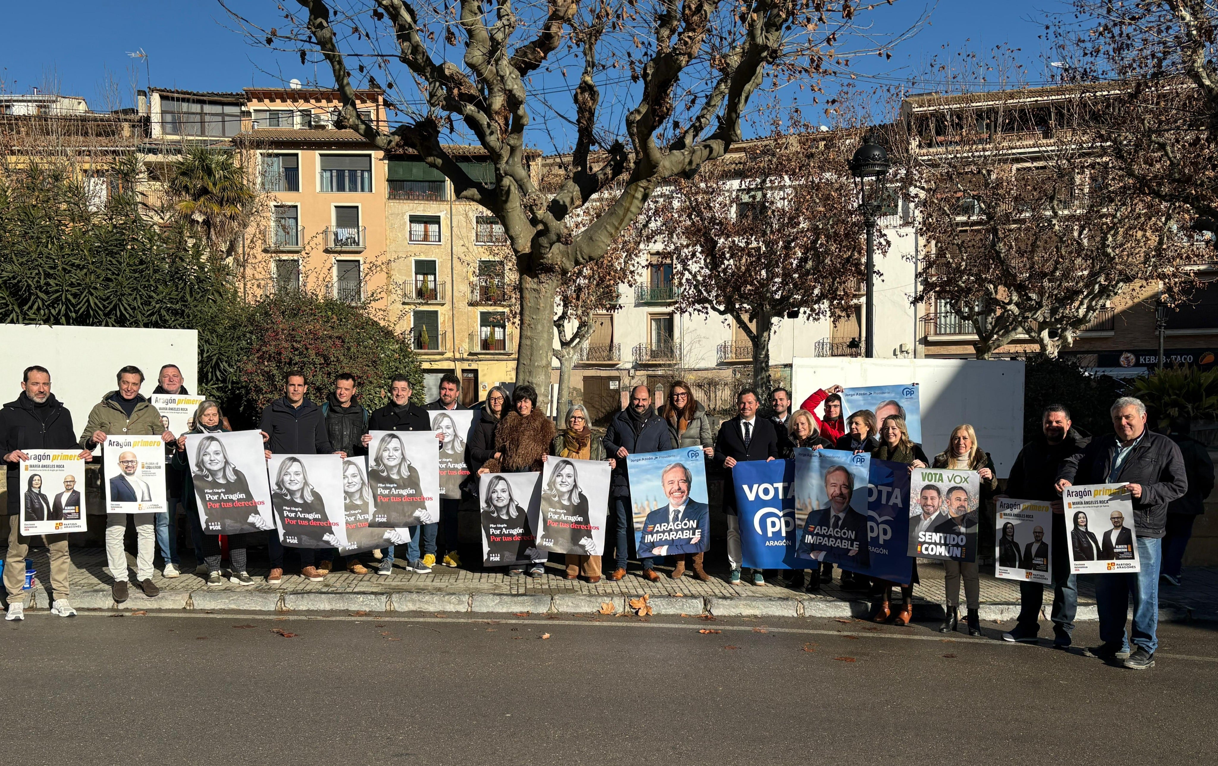 Foto de familia de los representantes de los distintos partidos políticos en el inicio de la campaña electoral en Barbastro