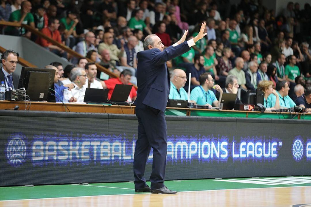 El técnico vasco dirige a su equipo en la pista del Nanterre 92