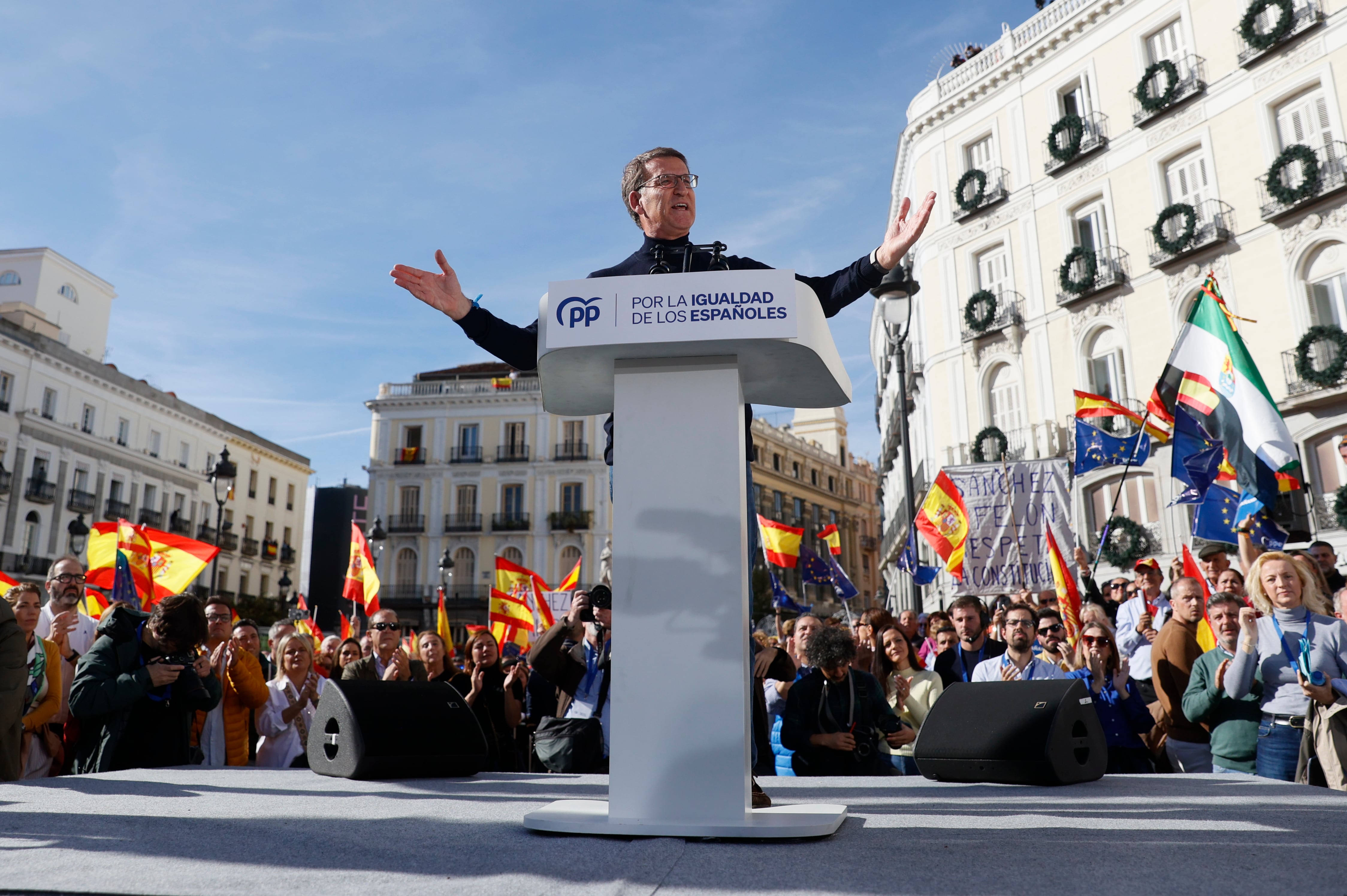 El líder del PP Alberto Núñez-Feijóo durante su intervención en la manifestación convocada por el PP contra la amnistía este domingo.