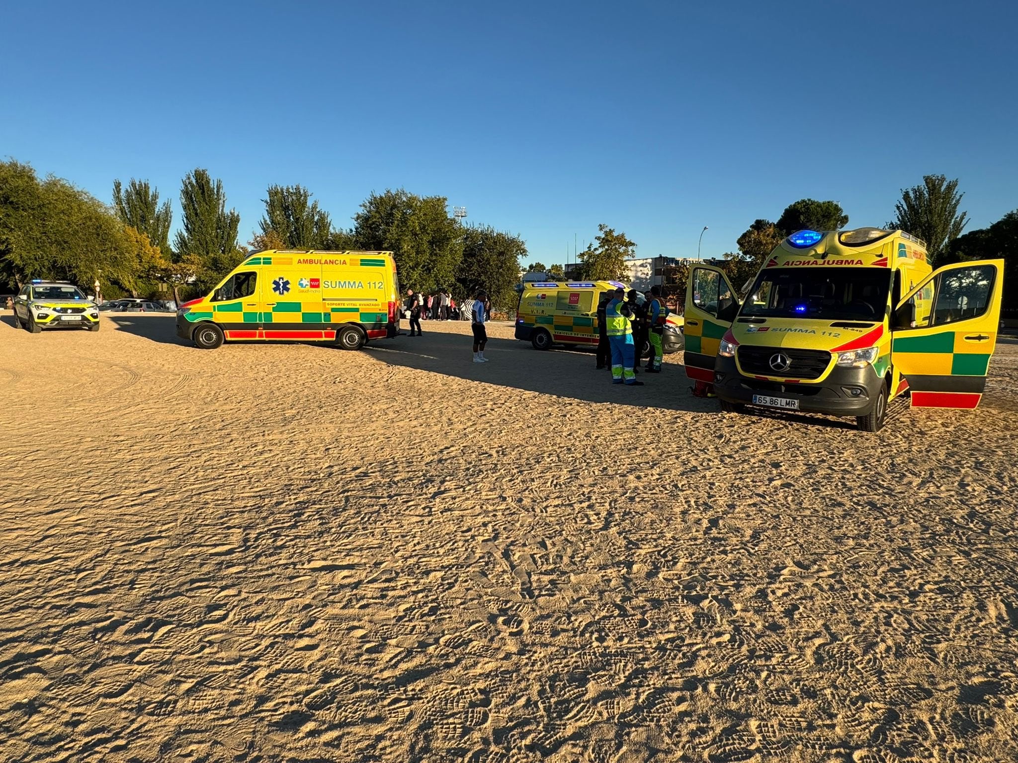 Los servicios de emergencia atendiendo al deportista de Alcorcón