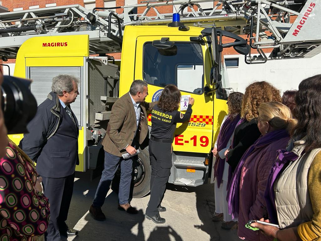 El vehículo autoescala del Parque de Bomberos con el logotipo del Consejo Local de la Mujer