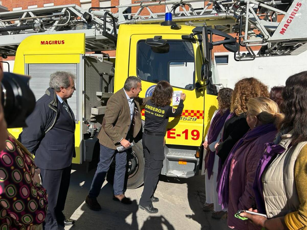 El vehículo autoescala del Parque de Bomberos llevará el logotipo del Consejo Local de la Mujer para concienciar contra la violencia de género