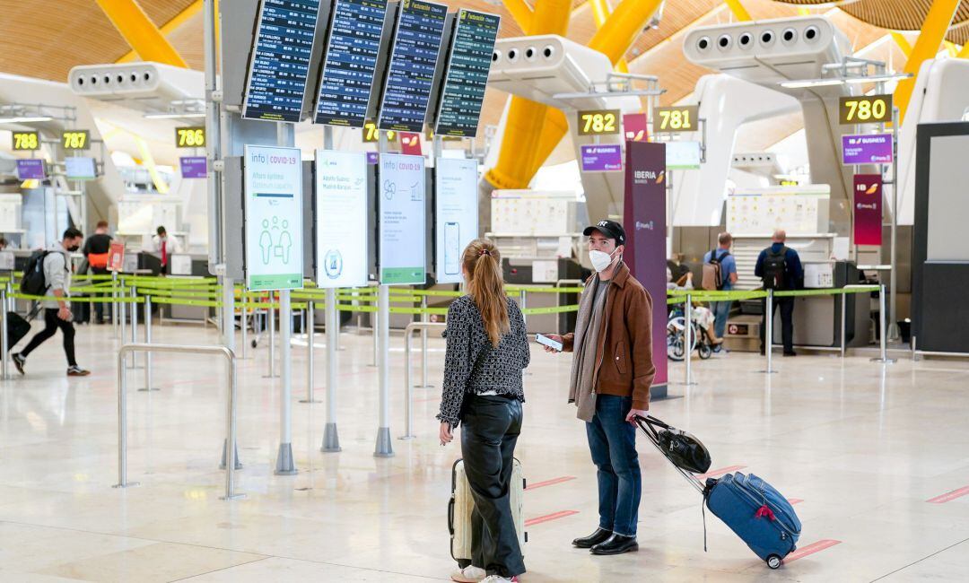 Dos personas en el aeropuerto.