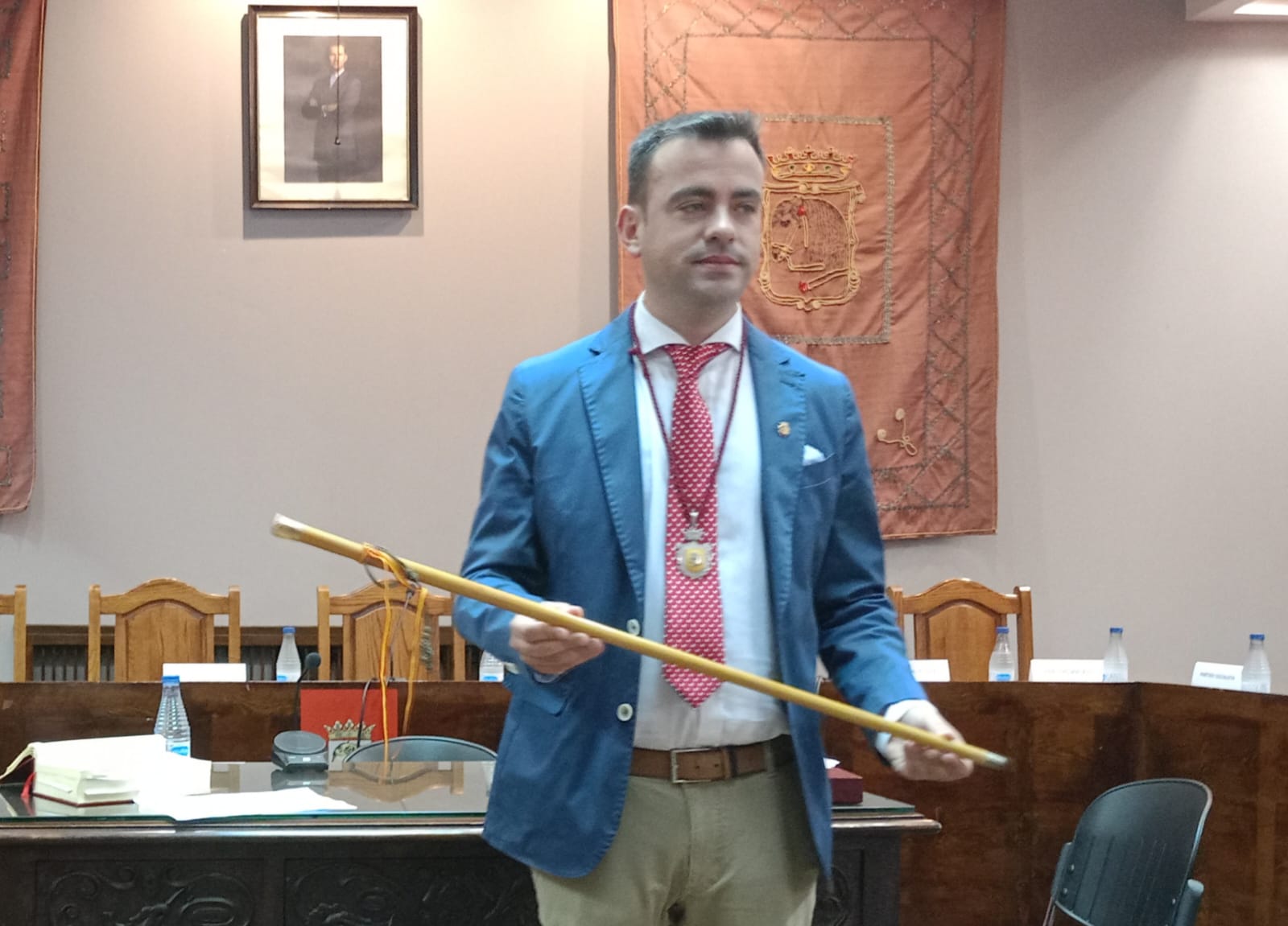 Carlos Fraile con el bastón de mando tras ser reelegido alcalde en 2023