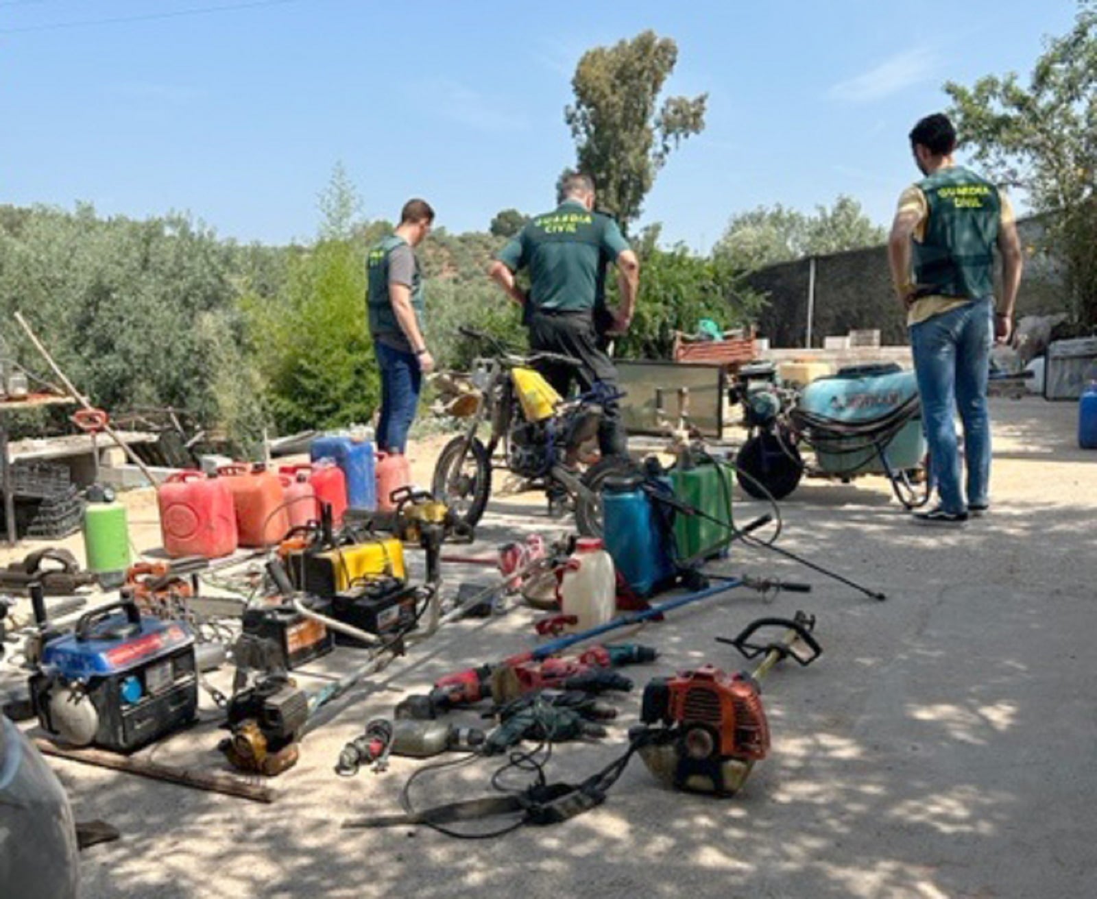 Agentes de la Guardia Civil durante la operación de robos en Andújar