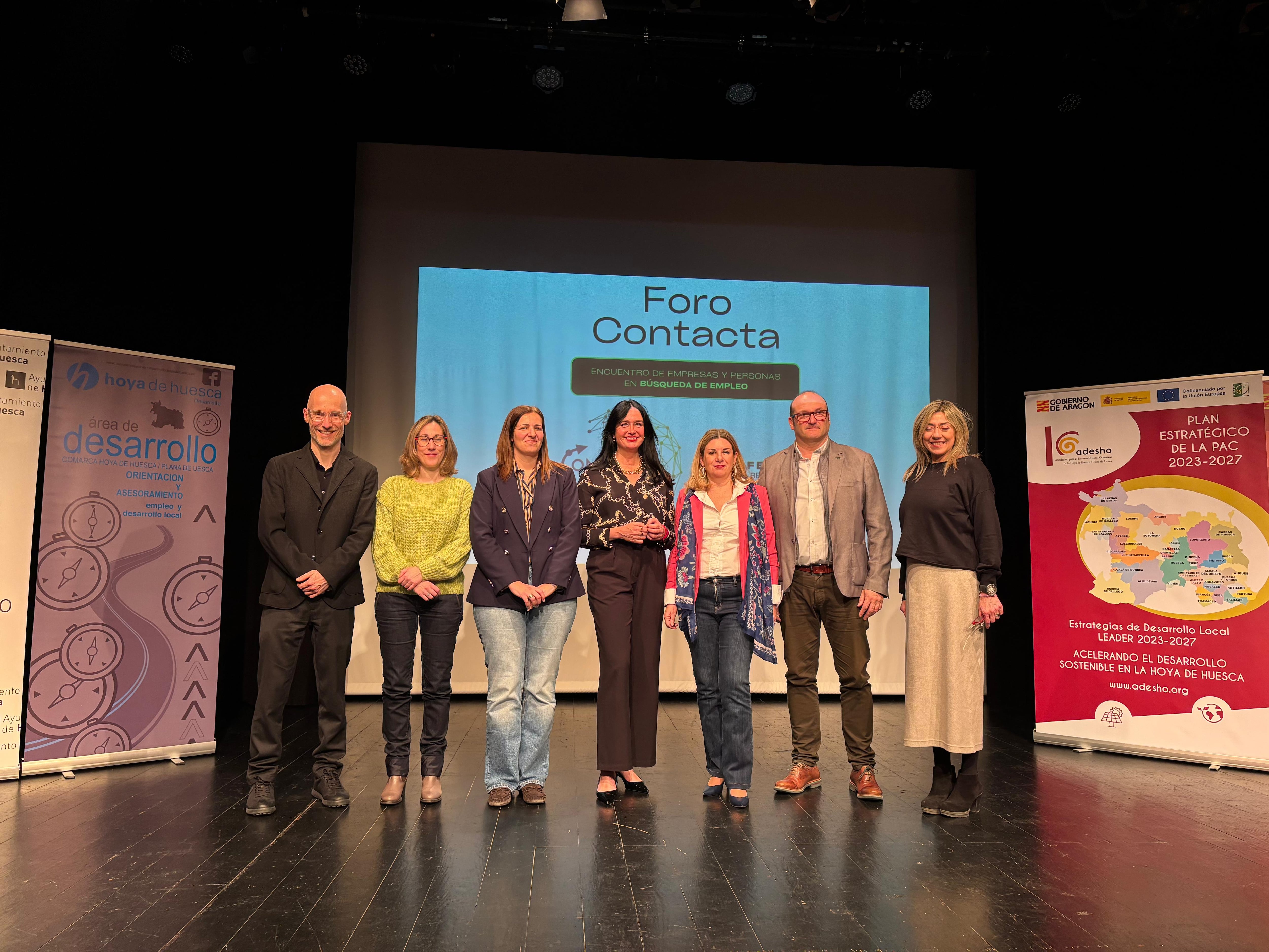 Foto de familia de las autoridades en el Foro Contacta de Huesca.