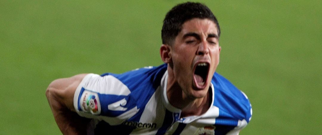 El delantero del Deportivo, Carlos Fernández, celebra el primer y único gol del encuentro correspondiente a la jornada 40ª en Segunda División, que han disputado esta tarde frente al RCD Mallorca en el estadio de Riazor, en A Coruña