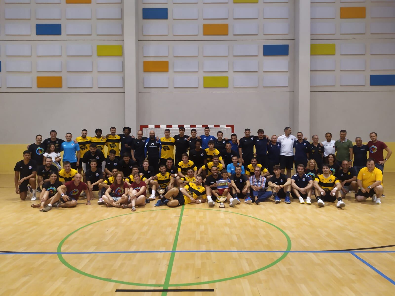 Foto de familia del Tubos Aranda y Sinfín Santander tras el duelo en Roa