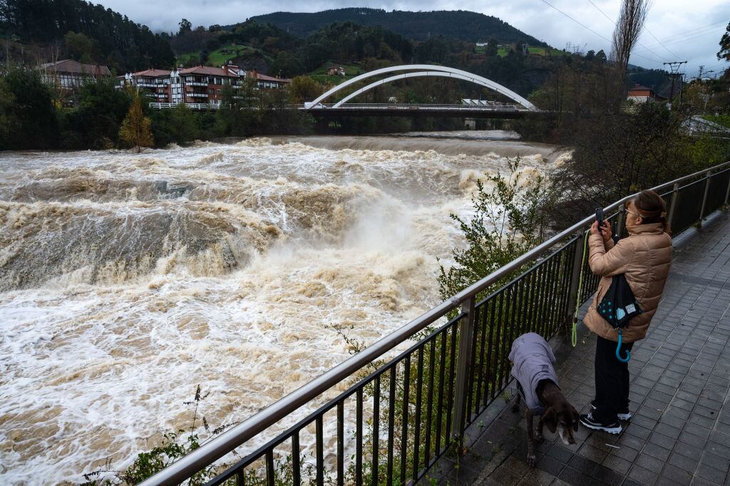 El río Kadagua a su paso por Alonsotegi, en una imagen de archivo.