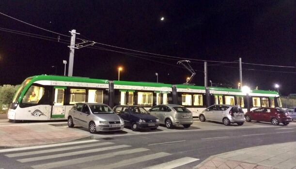 Una de las unidades del metro anoche junto a las cocheras en Campanillas