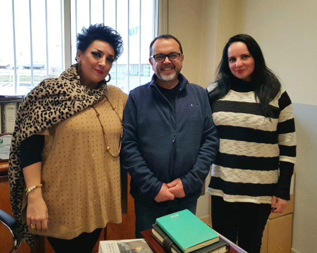 A la izquierda, María Martín Romero, candidata de &#039;Partido Socialista Libre Federación de Granada&#039; a la alcaldía de Granada reunida esta semana con representantes de la Gremial del Taxi