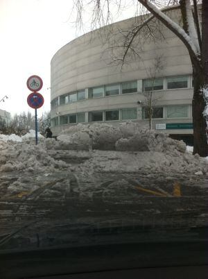 Nieve acumulada en los aledaños.