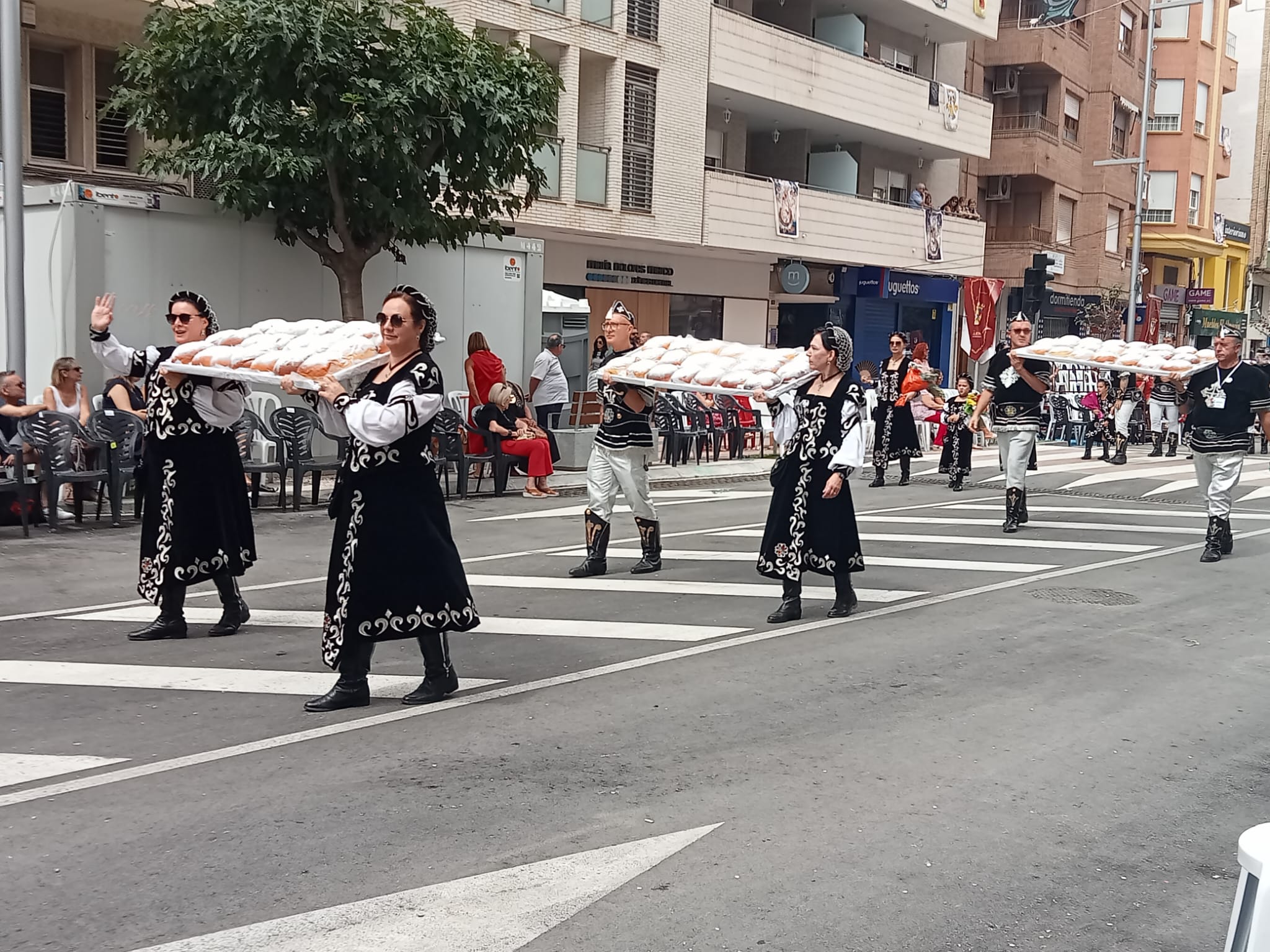 Cristianas con las toñas en la ofrenda