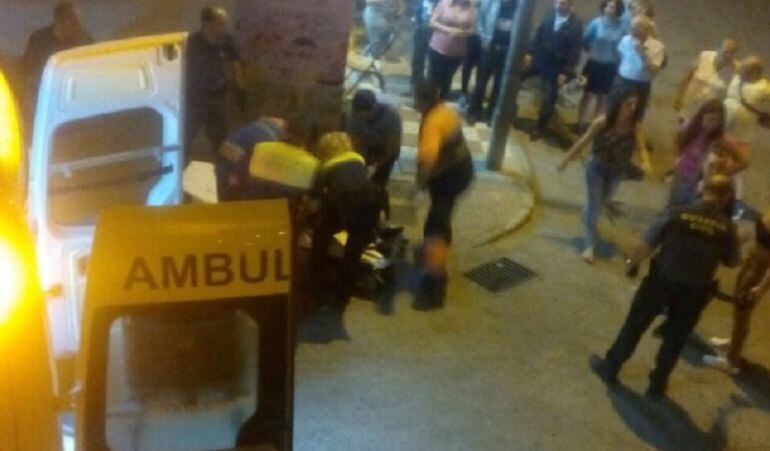 Los servicios sanitarios atienden a la mujer apuñalada en el parque de Torredonjimeno.