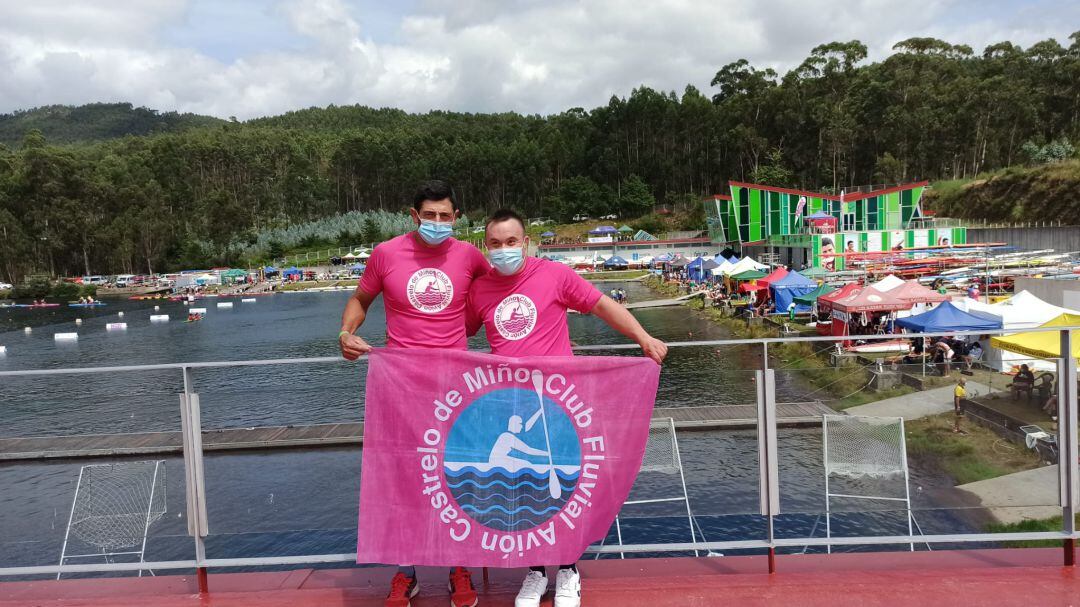 Francisco Manuel González acompañado de su entrenador Pedro Andrés García, del Club Fluvial Avión- Castrelo de Miño,al finalizar el campeonato