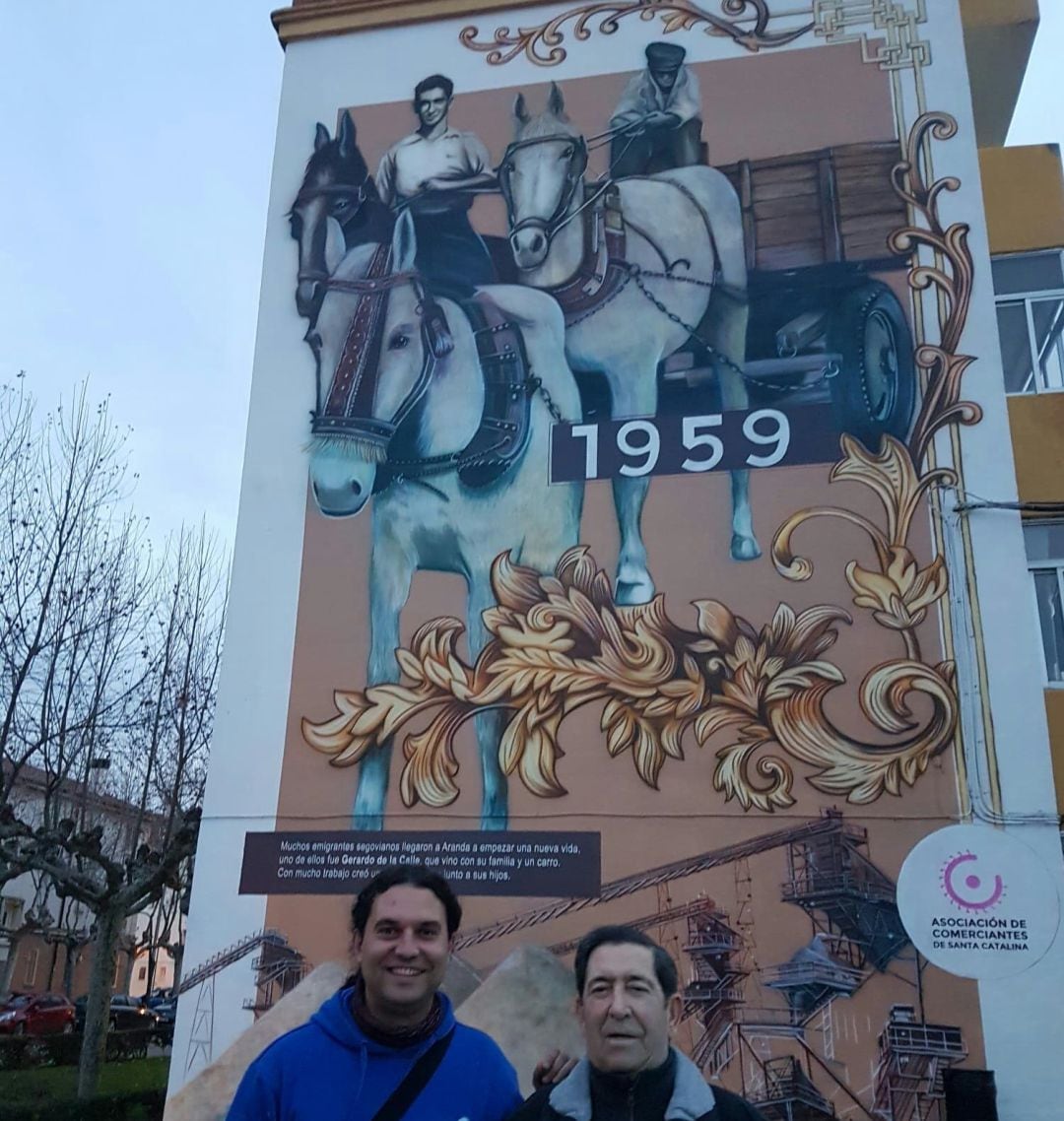 El artista y el empresario homenajeado posan con el mural