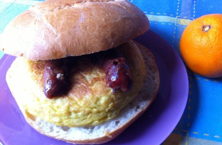 Tortilla y chorizos en panecillo típico de Jueves Lardero en Cuenca.