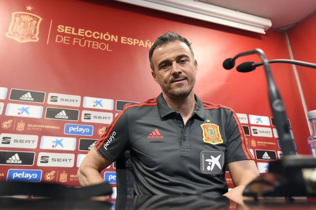 Luis Enrique, sonriente, en la sala de prensa de Mestalla