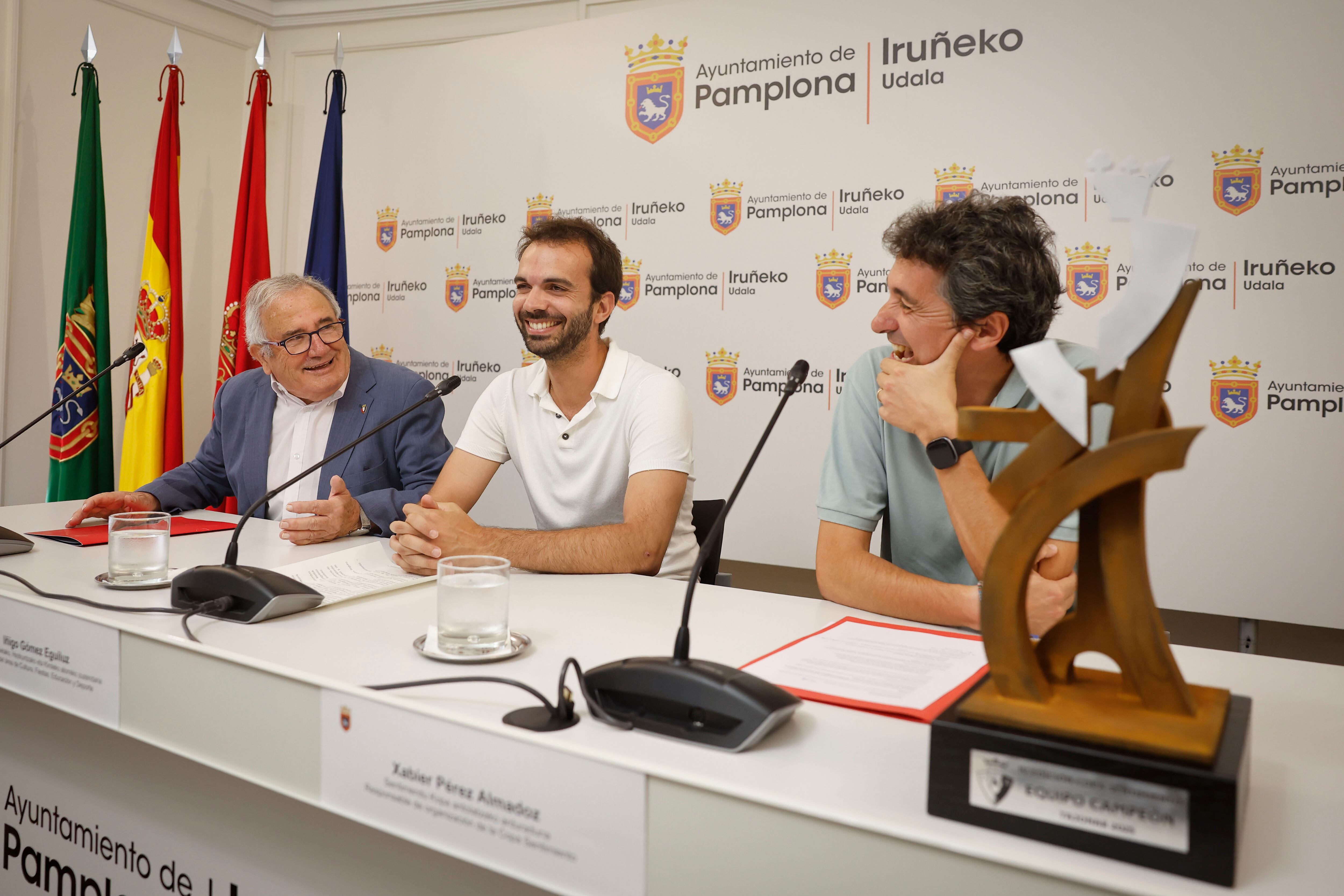 El director del área de Deporte de Pamplona, Íñigo Gómez, el presidente del Club Atlético Osasuna, Luis Sabalza, y el responsable de la organización del torneo, Xabier Pérez, posan durante la presentación de la cuarta edición de la Copa Sentimiento de fútbol femenino.