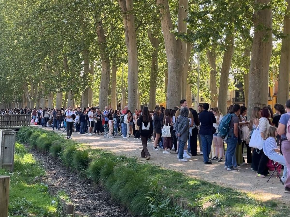 Milers de persones fan cua a Girona per participar en el càsting de figurants de Rapunzel