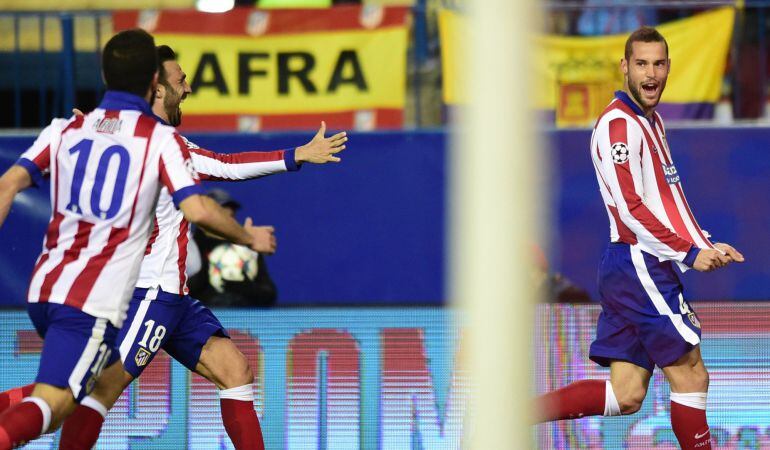 Atletico Madrid&#039;s midfielder Mario Suarez (R) celebrates after scoring a goal during the UEFA Champions League football match Club Atletico de Madrid vs Bayer Leverkusen at the Vicente Calderon stadium in Madrid on March 17, 2015.   AFP PHOTO/ JAVIER SORI