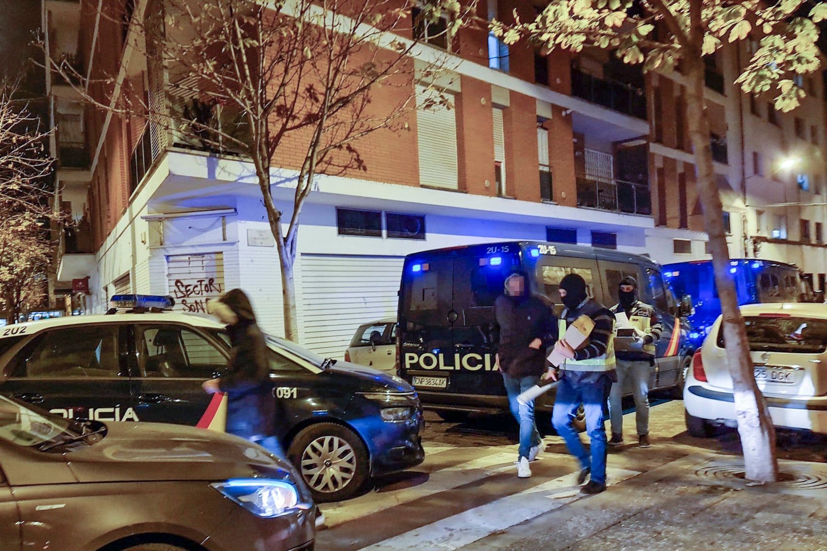 Efectivos de la Policía Nacional y de la Guardia Civil detuvieron este miércoles en el barrio de Santa Eugènia de Girona a un presunto yihadista.