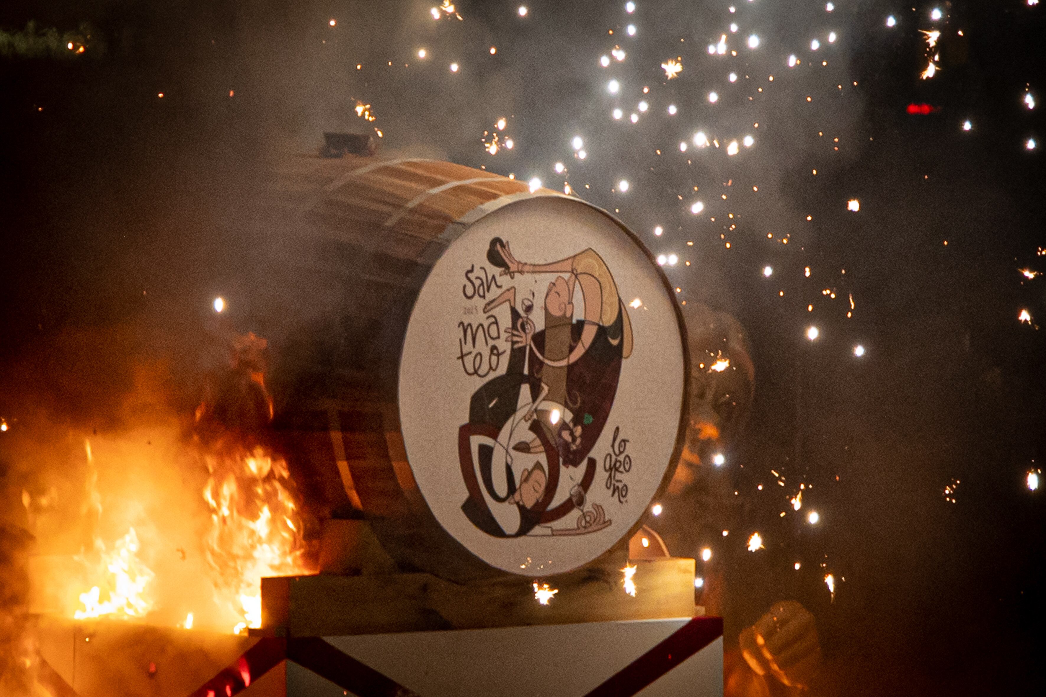 LOGROÑO (La Rioja) 22/09/2023.- Miles de personas junto a otros miles de integrantes de las peñas de Logroño han despedido en la noche del viernes las fiestas de San Mateo de 2023. EFE/ Raquel Manzanares
