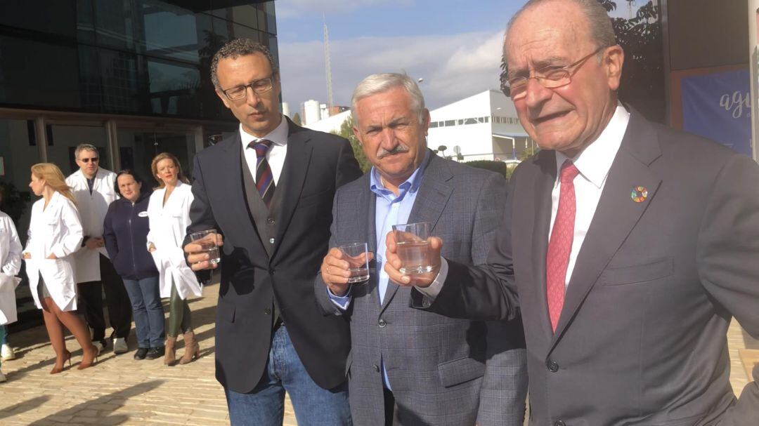 El alcalde de Málaga, Francisco de la Torre, presenta la marca &#039;Agua de Málaga&#039; en la sede de la desaladora de El Atabal