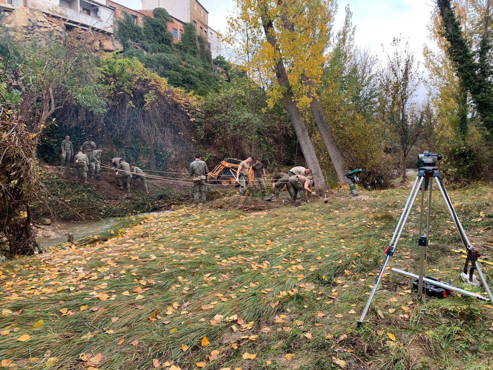 La nueva pasarela permitirá a los vecinos de Landete cruzar de un lado al otro del pueblo.