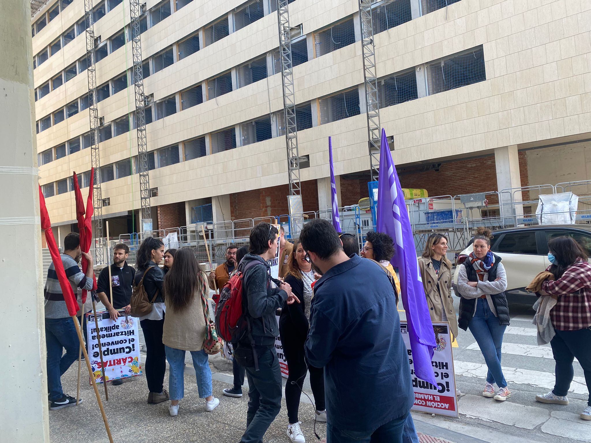 Una manifestación defiende en Pamplona el convenio de Intervención Social