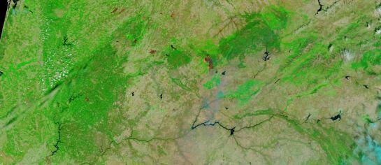 Otra vista satelital del incendio.