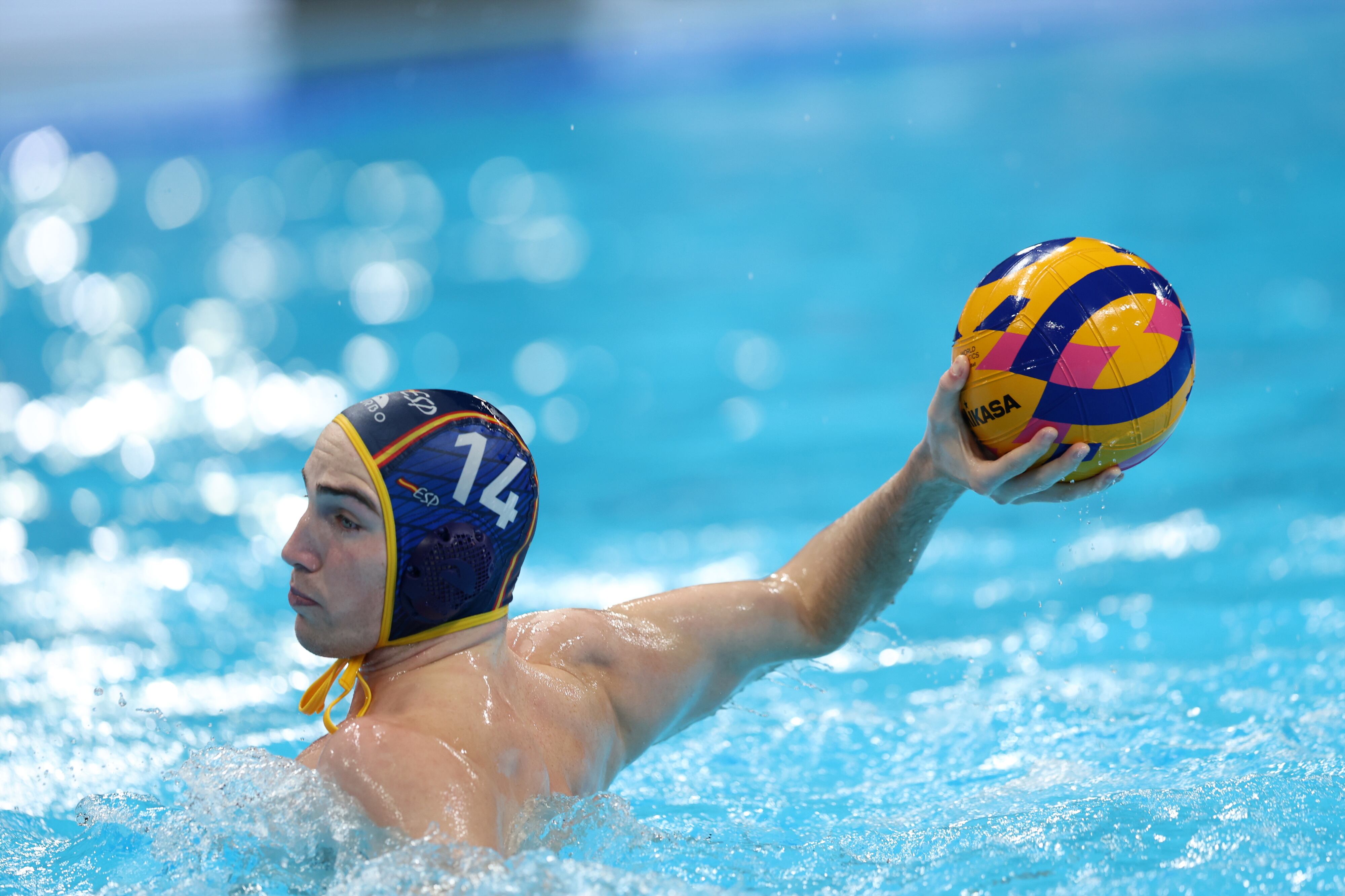 El español Unai Biel Lara trata de anotar ante Sudáfrica en la fase de grupos del Mundial de Natación celebrado en Doha. EFE/ Ali Haider