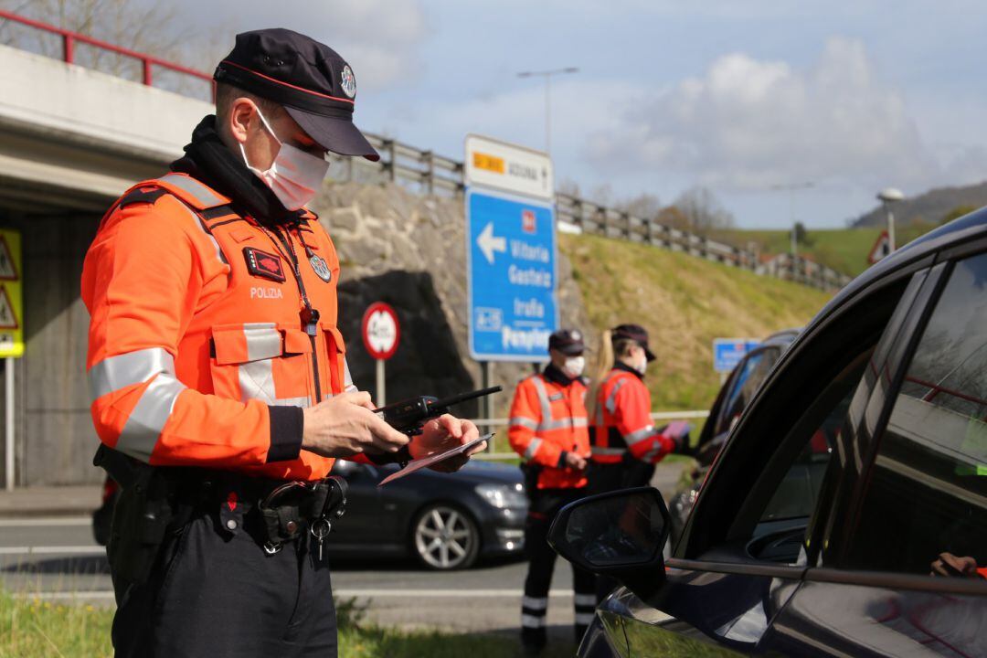 Control de movilidad de la Ertzaintza, en una imagen de archivo