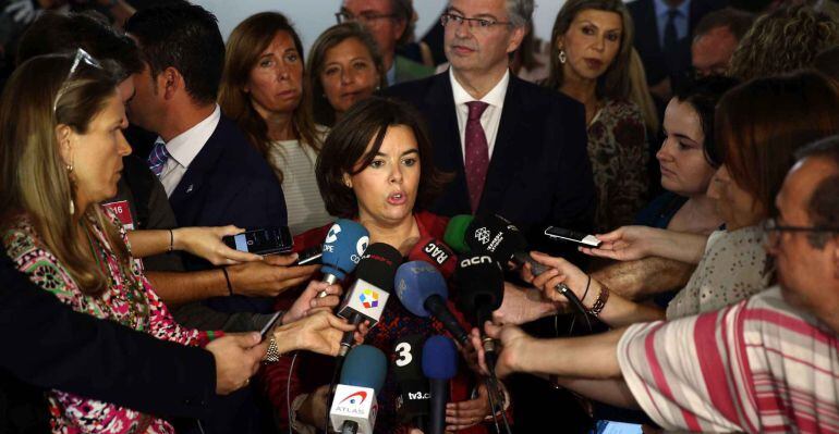 La vicepresidenta del Gobierno en funciones, Soraya Sáenz de Santamaría en la visita que realizó al SIL