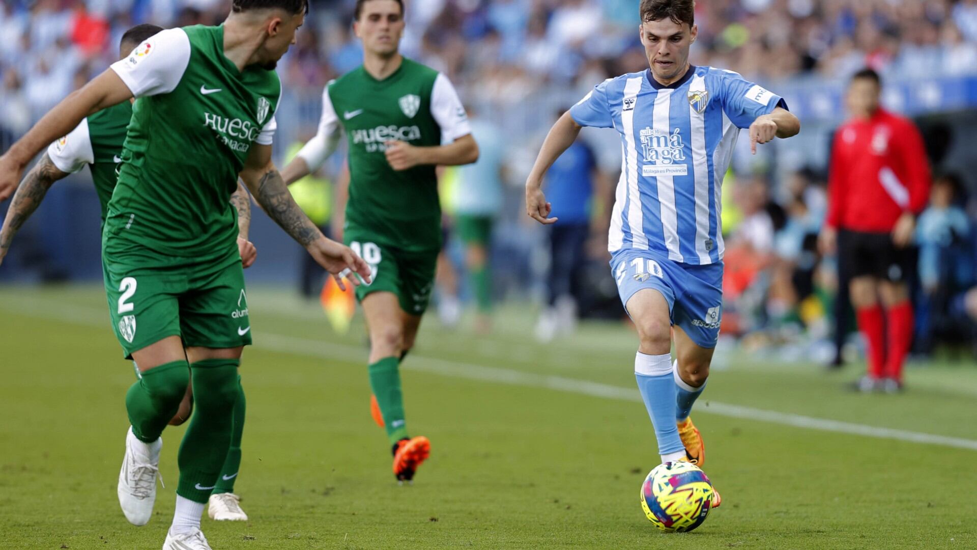 El centrocampista del Málaga Aleix Febas, en el partido del pasado lunes contra el Huesca en el estadio de La Rosaleda