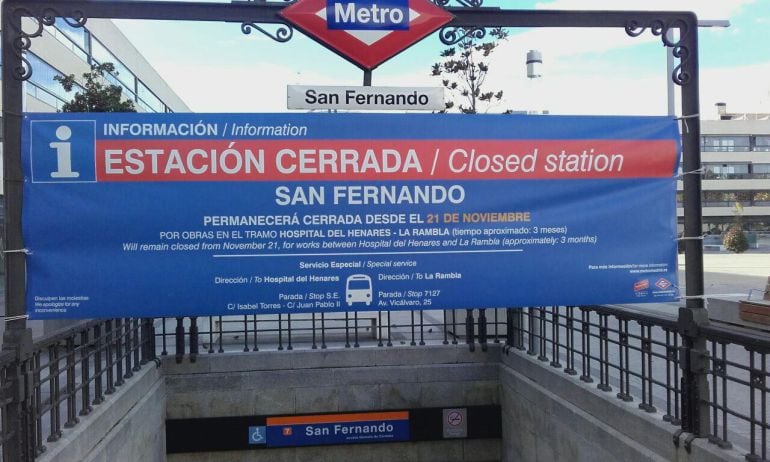 Estación de metro San Fernando cerrada por obras en 2015