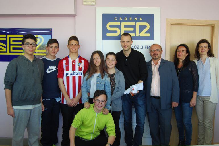 Alumnos del eso del I.E.S. Antonio de Nebrija dan clases de nuevas tecnologías a alumnos de primaria.