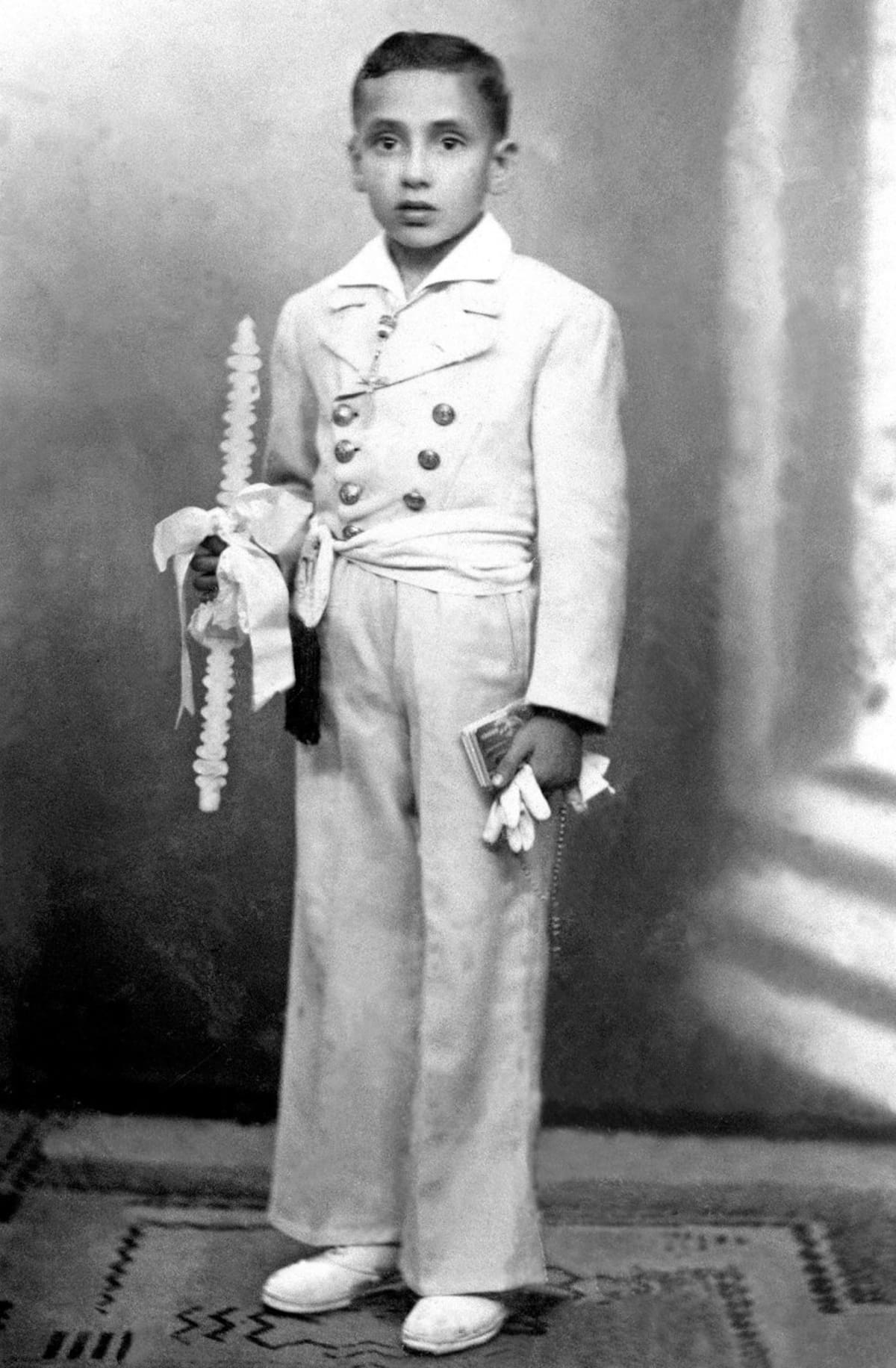Sevilla.- Retrato de Alfonso Guerra el día de su primera comunión (foto sin fecha, finales años 40).