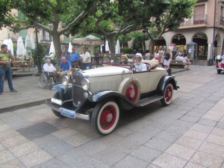 Coche antiguo en la Plaza Mayor de la capital