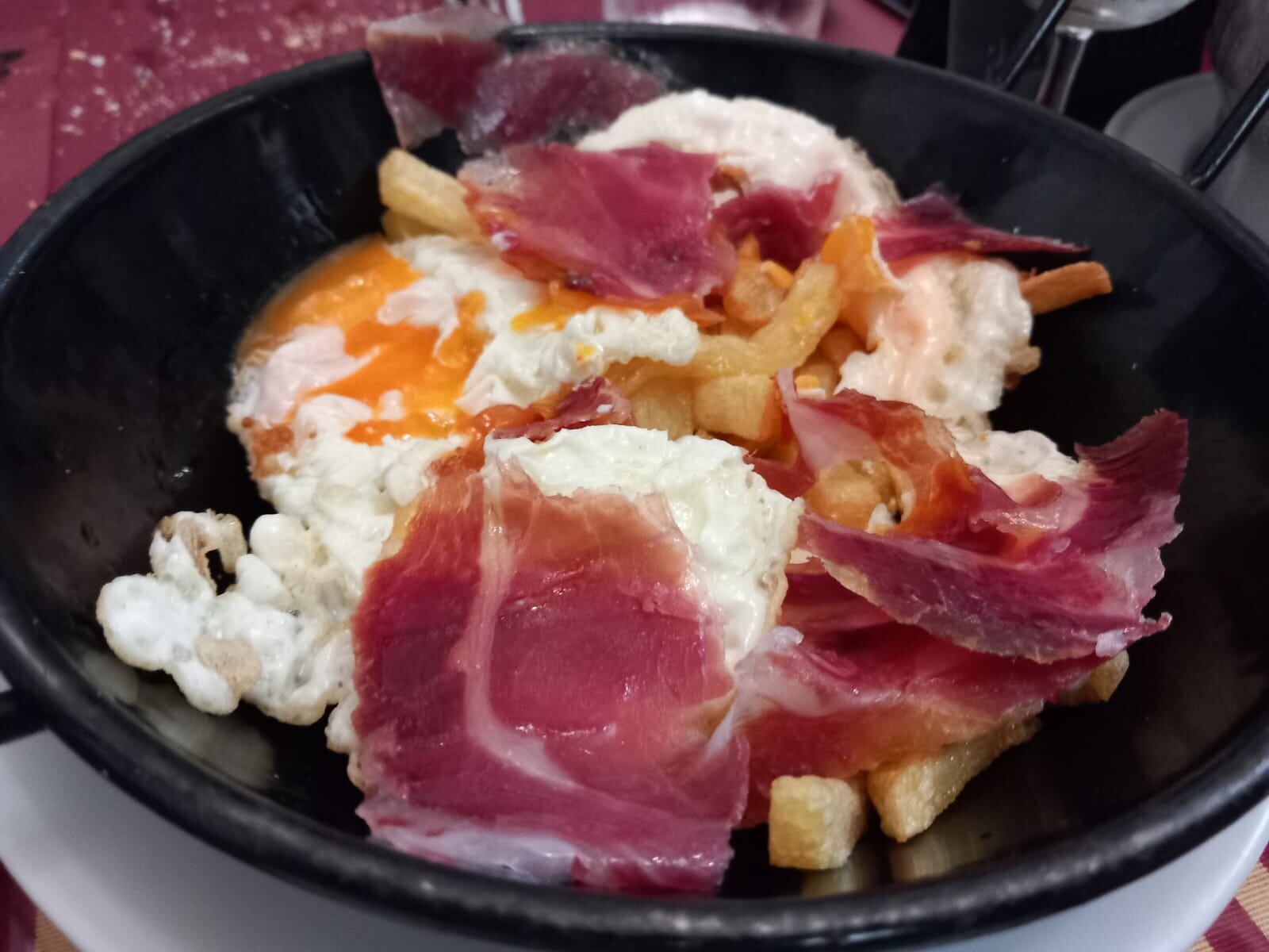 Huevos fritos con patatas y jamón