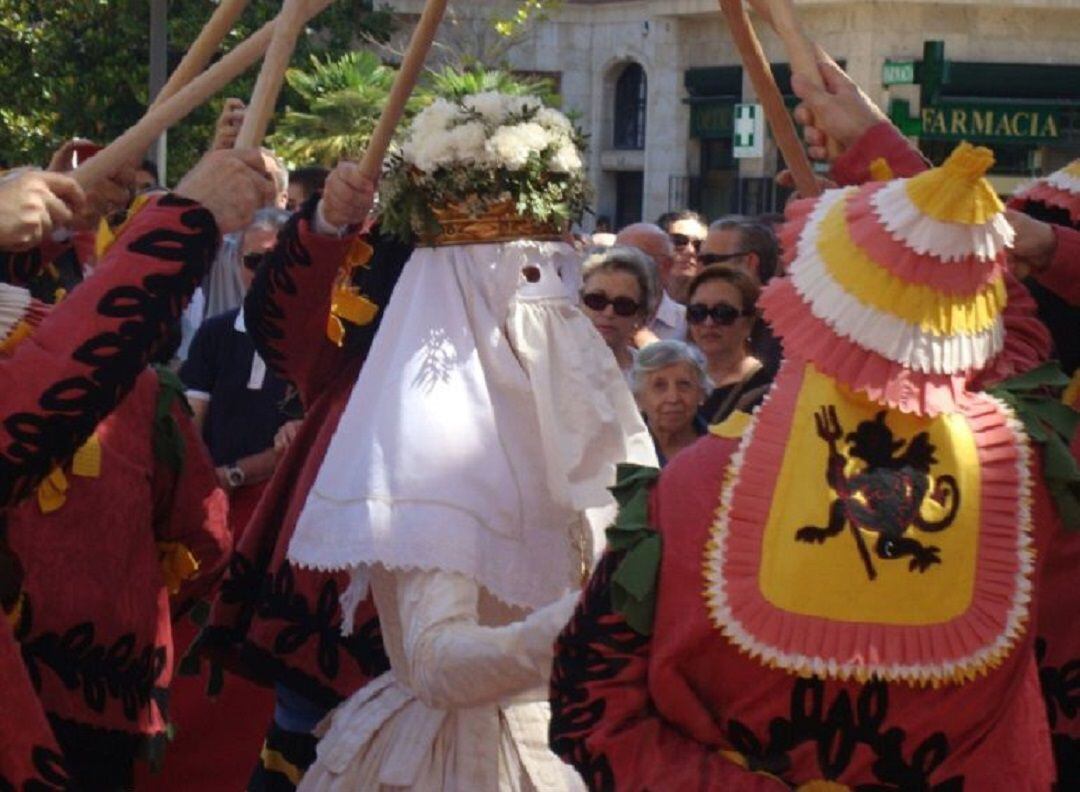 El ball de la Moma en la Procesión del Corpus Christi de València. Foto de archivo