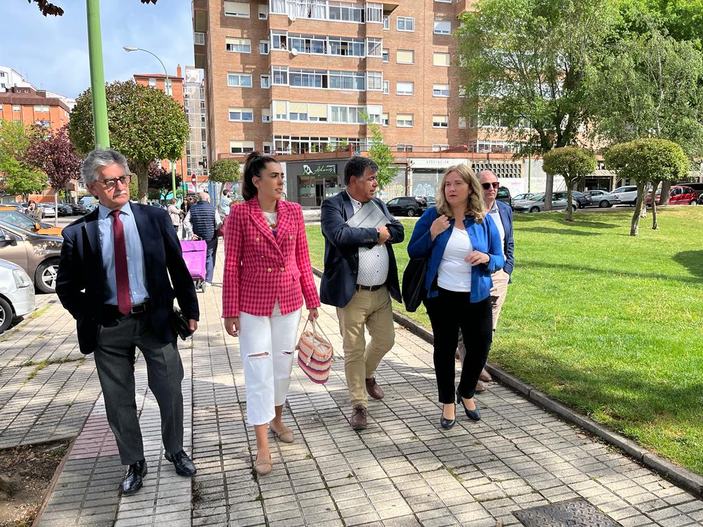 Cristina Ayala (dcha) y miembros de su equipo en el parque Buenavista de Gamonal