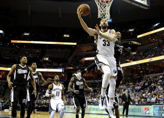 Marc Gasol intenta anotar contra los Sacramento Kings en el FedExForum