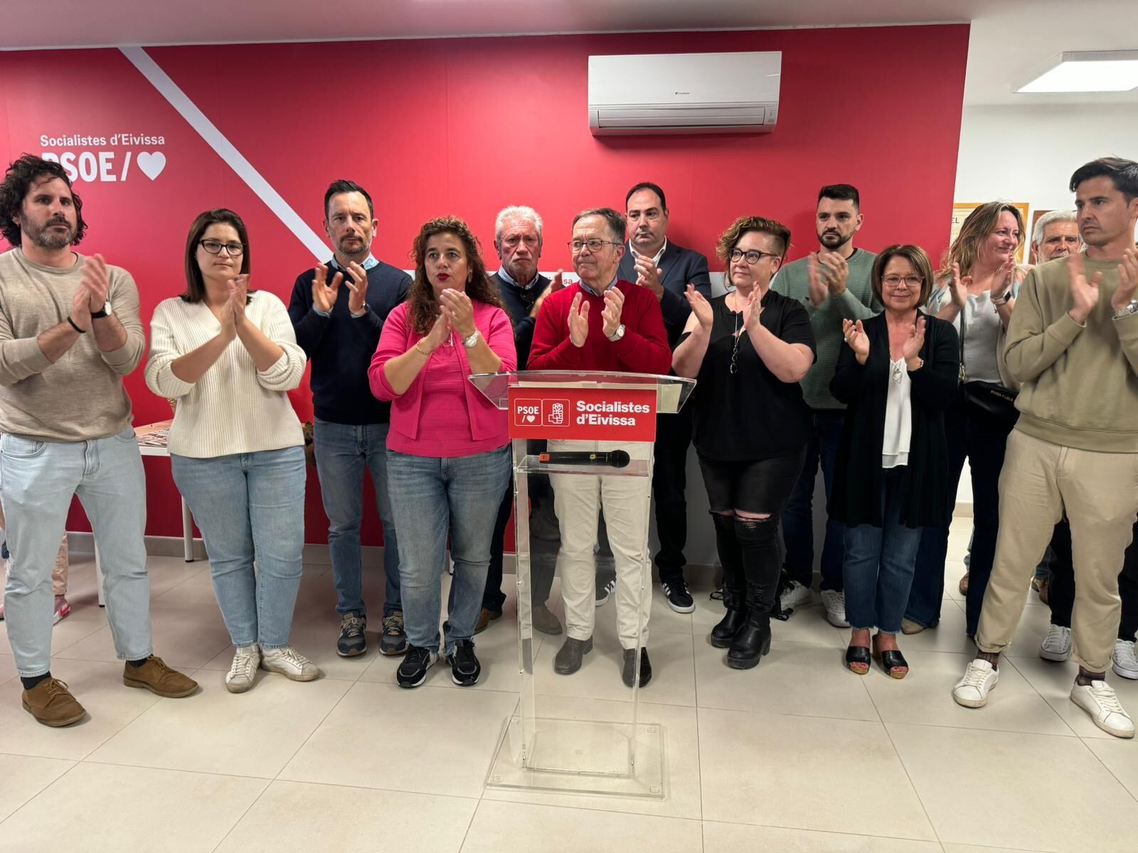 Un momento durante la concentración de apoyo a Pedro Sánchez