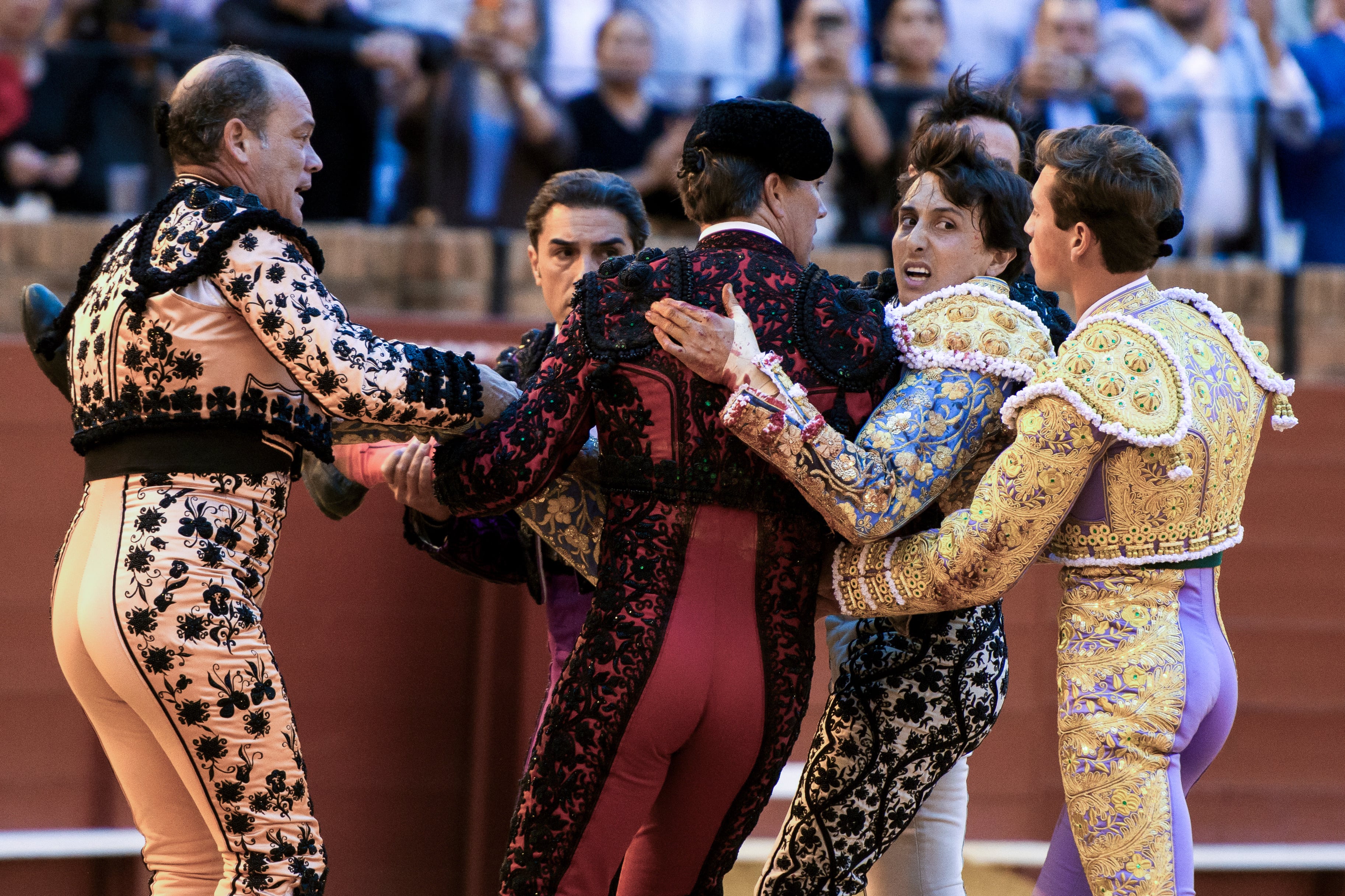 SEVILLA, 23/04/2026. - El diestro Roca Rey (2d) durante la decimotercera corrida de abono este jueves en la Plaza de Toros de La Maestranza de Sevilla. EFE/ Raúl Caro