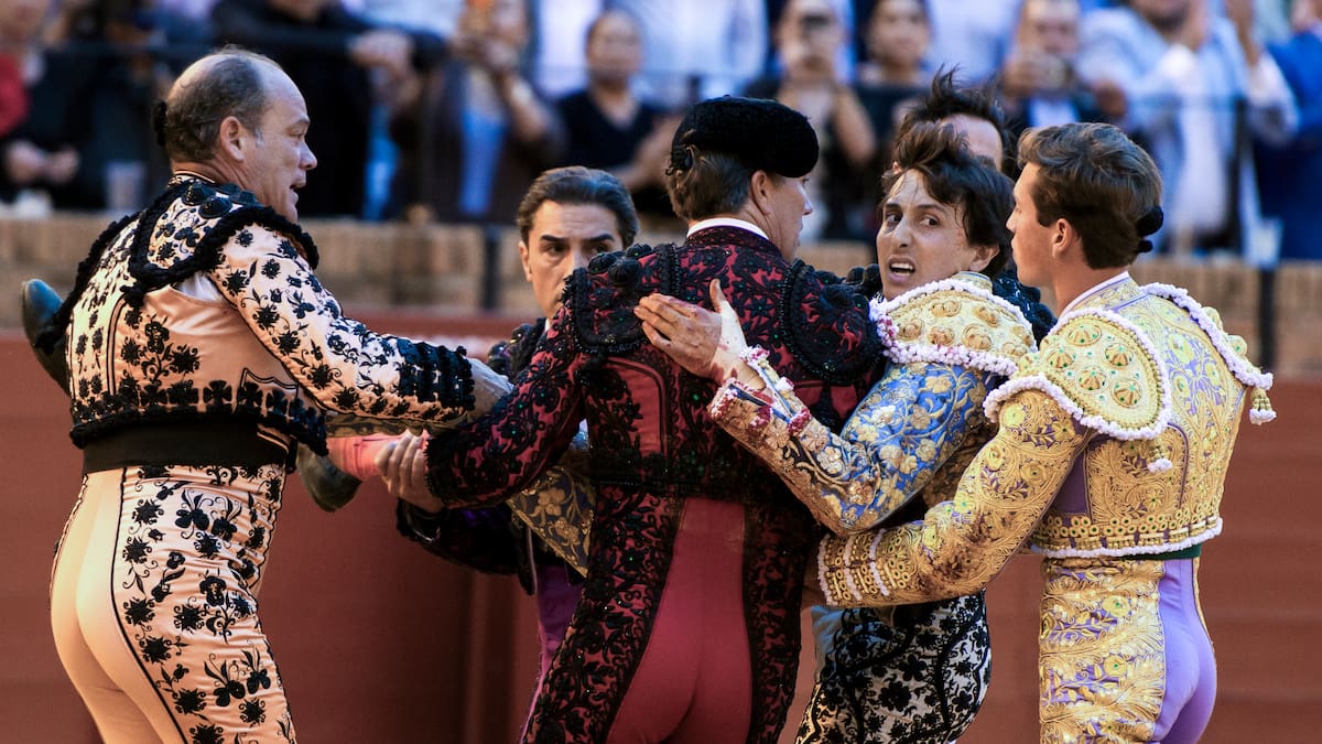 Roca Rey sufre una cornada "muy grave" en el muslo, con dos trayectorias de 20 y 15 centímetros